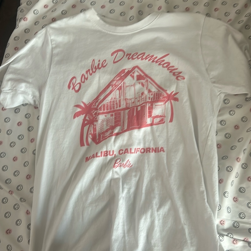 woman’s oversized tee